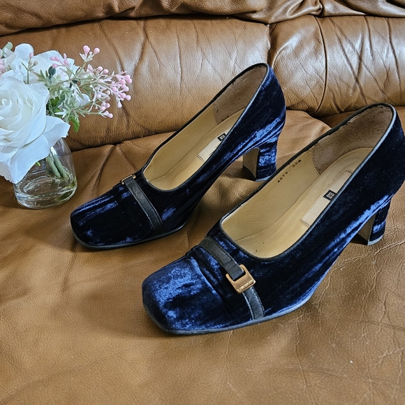 Women's Givenchy Blue Velvet Pump Heels Size 6 US - Picture 2 of 12
